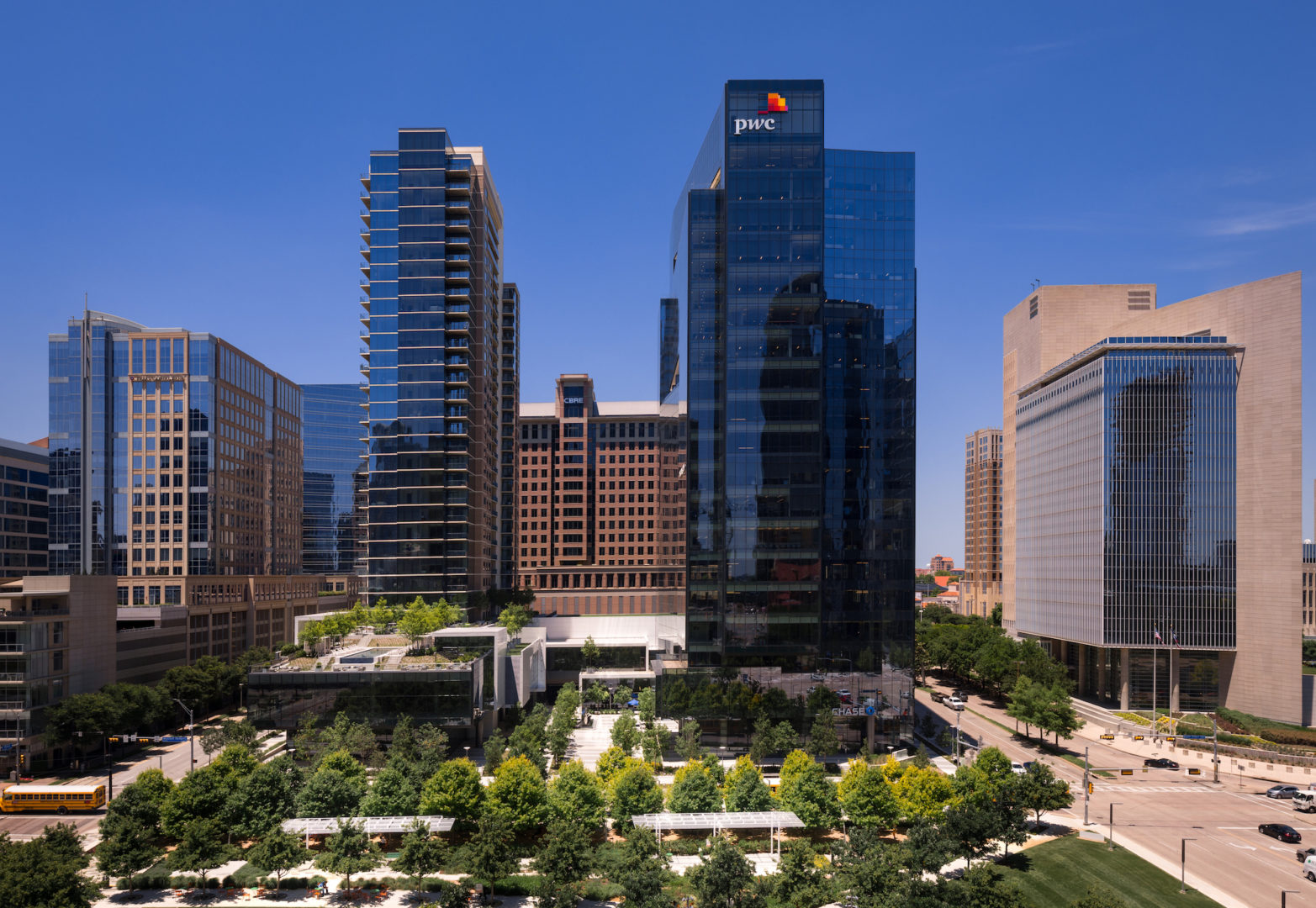 JLL Capital Markets arranges refinancing for PWC Tower in Dallas
