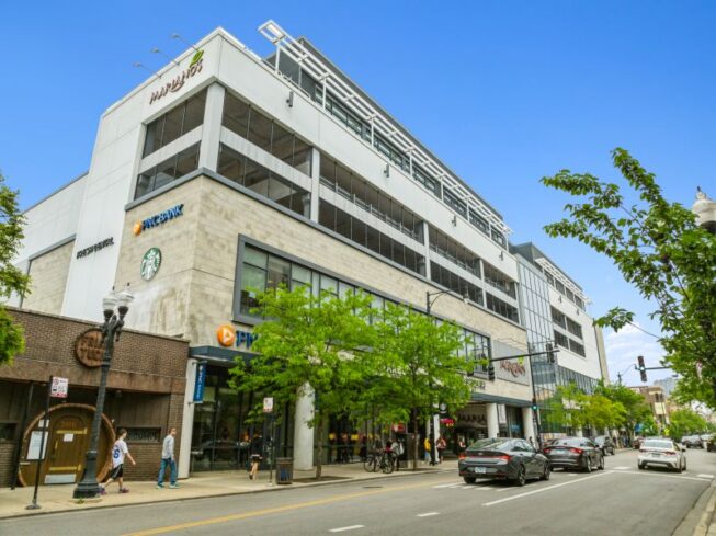 Mid-America Real Estate Corporation brokers sale of grocery-anchored retail center in Chicago