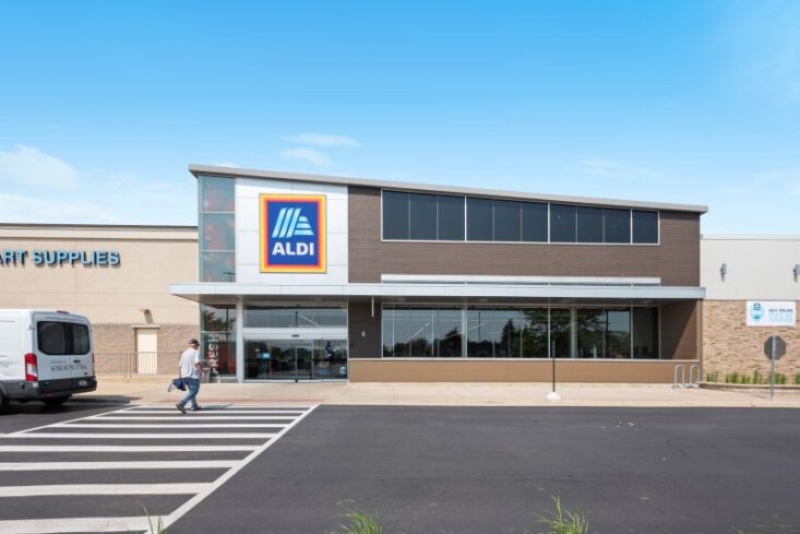 Mid-America Real Estate Corporation brokers sale of 255,704-square-foot retail center in Batavia