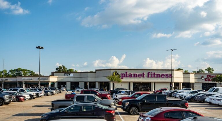 JLL Capital Markets brokers sale of 105,869-square-foot retail center in Houston