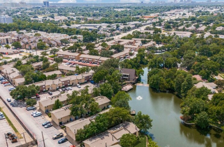 Marcus & Millichap brokers sale of 105-unit apartment community in Richardson
